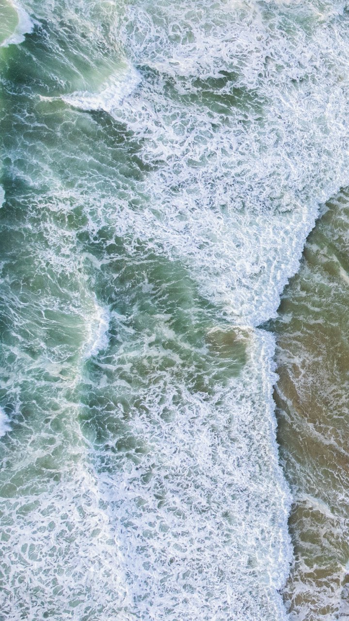 Vue plongeante sur une plage landaise et l'océan