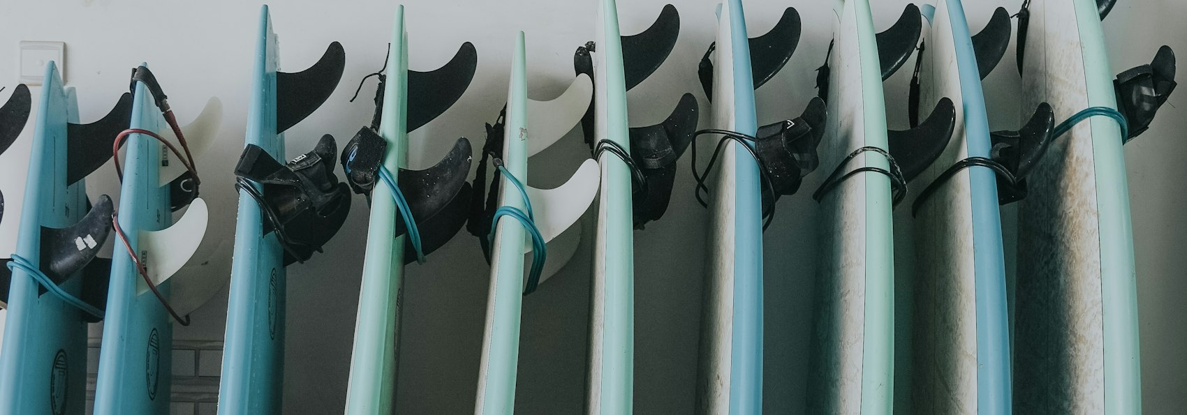 Rangée de planches de surf alignées contre un mur